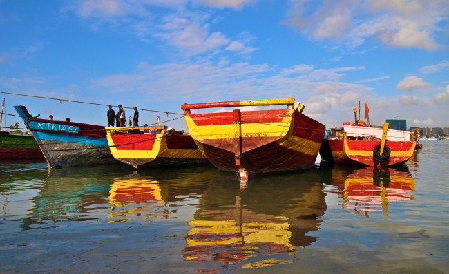 Colorful free high resolution image of boats tied at the sea