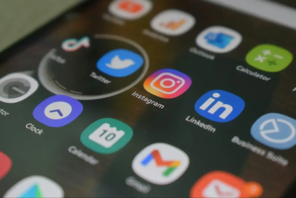 Social Media apps on mobile , socilal media in business growth